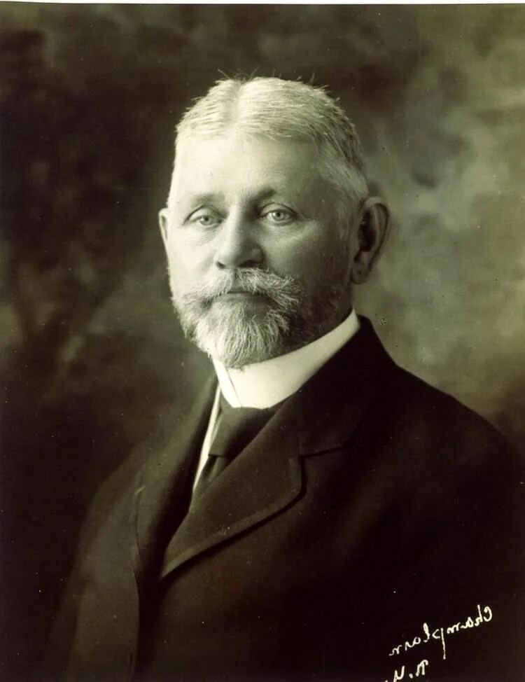 Black and white portrait photograph of George F Kunz wearing a suit and tie