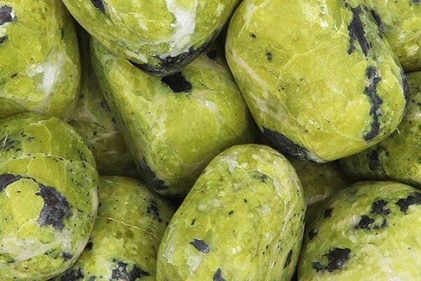 Close up of tumbled Lizardite
