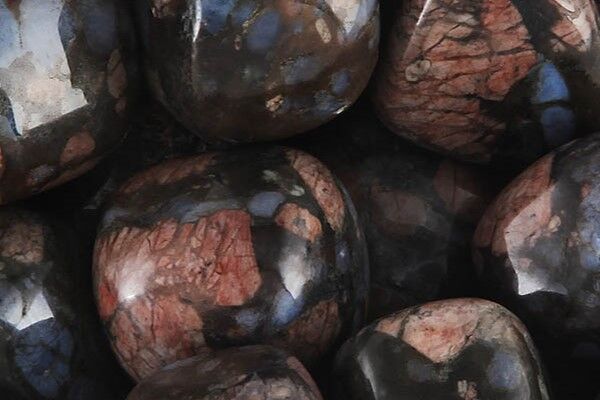 Close up of tumbled Que Sera
