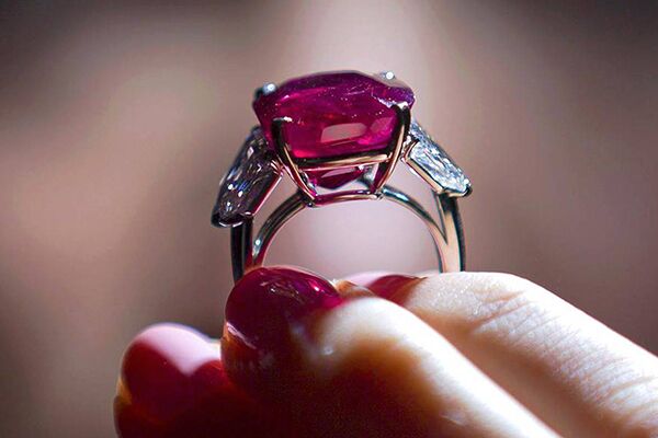 Sunrise Ruby, a huge ruby set in a gold ring with diamonds on either side